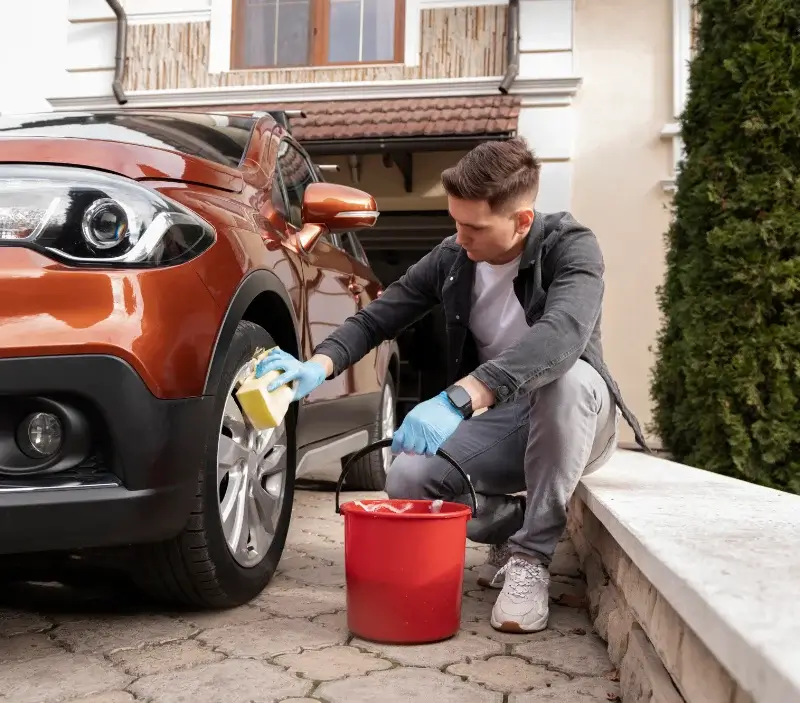Lavage auto à domicile La Chapelle-Longueville : professionnel intervenant sur un véhicule